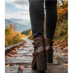 Bota feminina tratorada salto alto couro legítimo cor chocolate com enfeites laterais