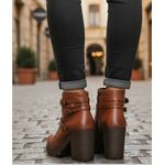 Bota feminina tratorada salto alto couro legítimo cor havana com enfeites laterais