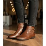 Bota Rasteira Pierrô cano curto couro legítimo cor havana com fivelas laterais