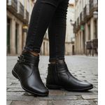 Bota Rasteira Pierrô cano curto couro legítimo cor preta com fivelas laterais