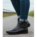 Bota Rasteira Pierrô cano curto couro legítimo cor preta com fivelas laterais