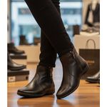 Bota Rasteira feminina cano curto couro legítimo cor preta lisa 