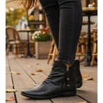 Bota Rasteira Pierrô cano curto couro legítimo enrugado cor preta