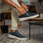 Tênis masculino em couro legítimo cor azul marinho super leve