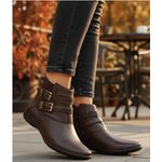 Bota Rasteira cano curto couro legítimo cor café com cintas e fivelas