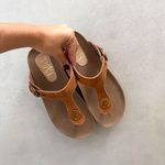 Sandália Papete Tati Camurça Caramelo