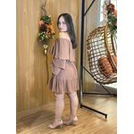 Vestido Curto Mavie Ciganinha em Chiffon Cappuccino | Modelo Ombro a Ombro com Mangas em Camadas e Babado na Barra (36 ao 44)