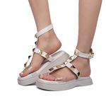 Papete Feminina Flatform com Spikes e Vinil Napa Off White