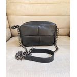 Bolsa básica com detalhe frontal quadrado