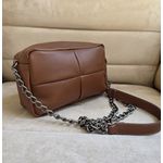 Bolsa básica com detalhe frontal quadrado