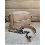 Bolsa básica com detalhe frontal quadrado