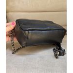 Bolsa básica com detalhe frontal quadrado