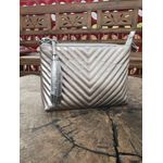 Bolsa matelassê em V pequeno com bolso externo zíper Couro Legítimo