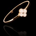 Bracelete Trevo Zamac Dourado Resina Nude