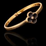 Bracelete Trevo Zamac Dourado Resina Preta