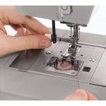Máquina de Costura Doméstica Singer Facilita Pro 4432 com 32 Pontos Nova Completa com Acessórios