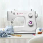 Máquina Doméstica Singer M2405 Nova Completa com Acessórios 