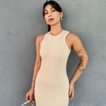 Vestido canelado mid areia