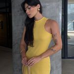 Vestido com recorte amarelo 