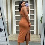 Vestido mid costa nua canela