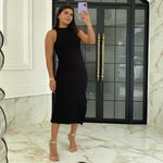 Vestido mid com recorte preto