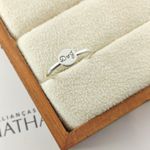 Anel Eternity Com Aro Cilíndrico e Chapa Redonda Com Duas Iniciais