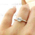 Anel Eternity Com Aro Cilíndrico e Chapa Redonda Com Duas Iniciais