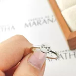 Anel Eternity Com Aro Cilíndrico e Chapa Redonda Com Duas Iniciais