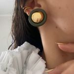 Brinco boton verde militar