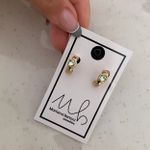 Brinco meia argola zircônia verde