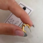 Brinco meia argola zircônia verde