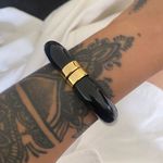 Bracelete Cubo Preto em Acrílico e Metal Banhado