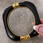 Bracelete Cubo Preto em Acrílico e Metal Banhado