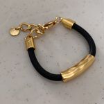 Pulseira fio de borracha com metal orgânico 