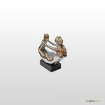 ESTATUETA MULHER CROMADA