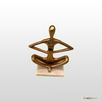 ESCULTURA IOGA ALUMÍNIO DOURADO BASE EM MÁRMORE