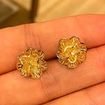 Brinco de Flor em Ouro 18K Pétalas Onduladas Vazadas