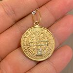 Medalha de São Bento Ouro 18K em Pé