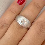 Anel de Ouro Branco 18K Abaulado com Detalhes Diamantados