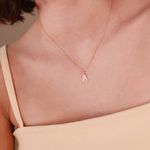 Pingente de Letra A Pequeno em Ouro 18K 