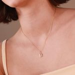 Pingente de Letra M Pequeno em Ouro 18K