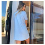 Camisola modelo americano azul com viés rosa.