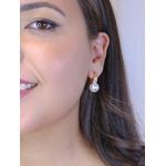 Argola cravejada com pérola