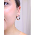 Argola grossa com detalhes