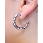 Argola grossa com detalhes