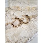 Argola grossa com detalhes