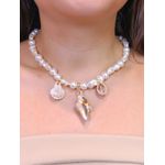 Colar pérolas e conchas