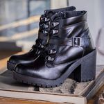 Coturno Molly Feminino Valentina com Atacador e Fechamento Lateral - Preto