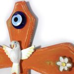 Crucifixo em madeira pintado 30cm - laranja