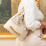 Bolsa Saco em Material Tecnológico Off White com Trabalhado a Laser Mônica